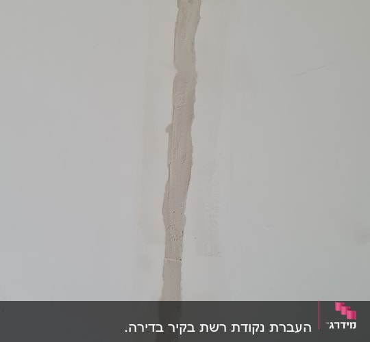 שקע חשמל וכבל יוצא מקיר עם טיח
